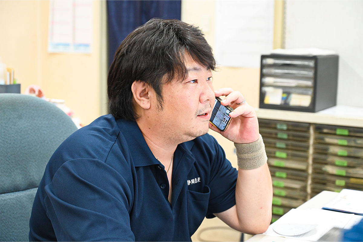 電話をするスタッフ