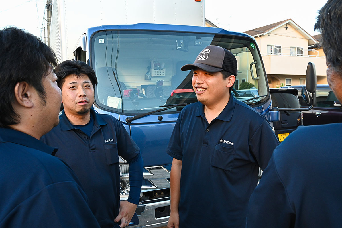 社員で集まって話している様子
