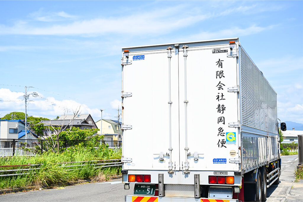 トラックの後ろ